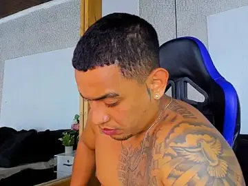 Stripchat Live Sex Cam of Damian09_