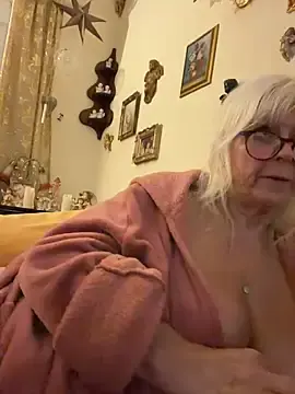 Stripchat Sex Cam of HotGrandma70