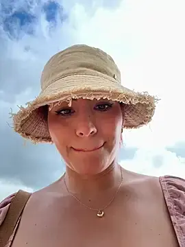 Stripchat Watch Live Sex Cams of LINDA_PATTY94