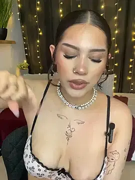 Stripchat Live Sex Cam of lora_meow