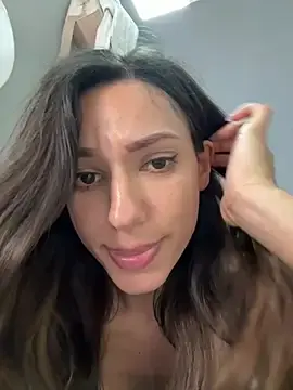 Stripchat Live Sex Cam of -_MiaQueen_-