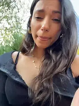 Stripchat Live Porn of -_MiaQueen_-