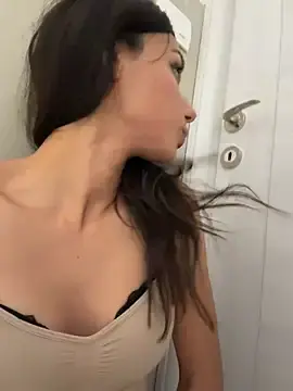 Stripchat Watch Live Sex Cams of -_MiaQueen_-