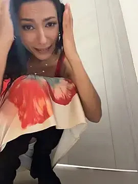 Stripchat Live Sex Cam of -_MiaQueen_-