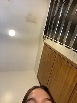 Stripchat Live Sex Cam of hugecock_cali