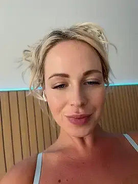 Stripchat Live Sex Cam of streetdoll