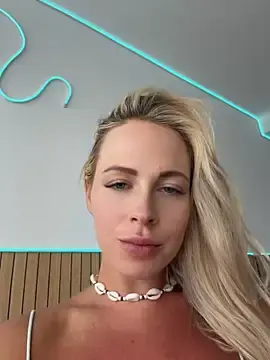 Stripchat Live Sex Cam of streetdoll