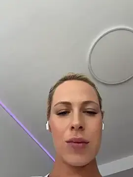 Stripchat Watch Live Sex Cams of streetdoll