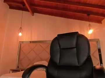Stripchat Sex Cam of MiaFarrell_