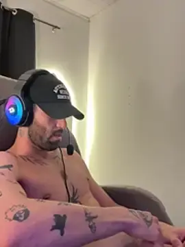 Stripchat Live Sex of Aaron_hyuga