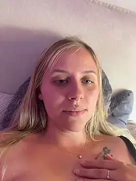 Stripchat Free Porn Cam of lunawolf21