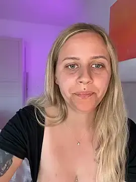 Stripchat Live Sex Cam of lunawolf21