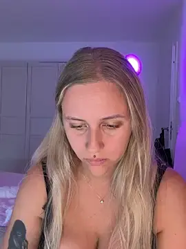 Stripchat Live Sex Cam of lunawolf21