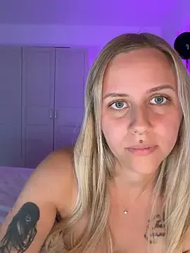 Stripchat Live Sex Cam of lunawolf21