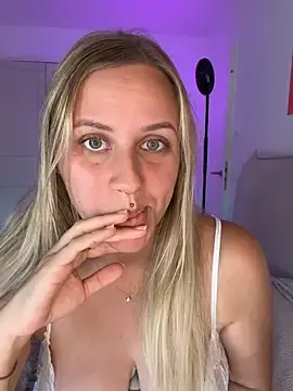 Stripchat Free Porn Cam of lunawolf21