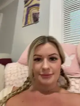Stripchat Live Sex Cam of LoveShae_