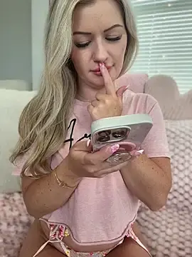 Stripchat Live Sex Cam of LoveShae_