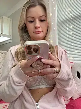 Stripchat Live Sex Cam of LoveShae_