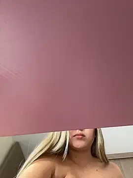Stripchat Watch Live Sex Cams of lunablossom_