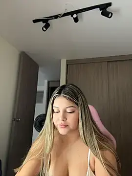 Stripchat Sex Cam of lunablossom_