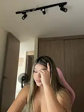 Stripchat Free Porn Cam of lunablossom_