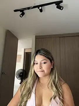 Stripchat Live Sex Cam of lunablossom_