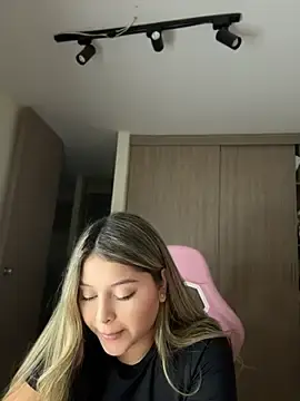 Stripchat Live Sex Cam of lunablossom_
