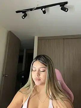 Stripchat Free Live Porn of lunablossom_
