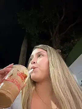 Stripchat Watch Live Sex Cams of lunablossom_