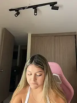 Stripchat Watch Live Sex Cams of lunablossom_