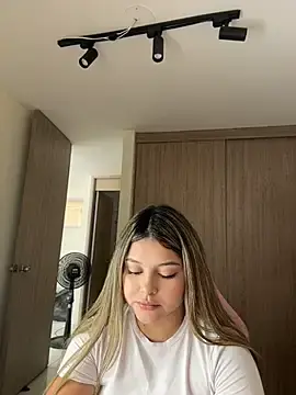 Stripchat Live Porn of lunablossom_
