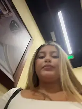 Stripchat Live Sex Cam of lunablossom_
