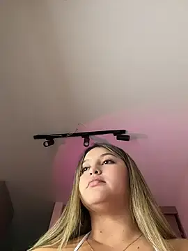 Stripchat Sex Cam of lunablossom_