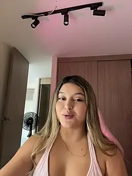 Stripchat Free Porn Cam of lunablossom_