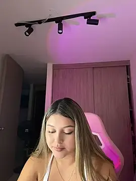 Stripchat Live Sex Cam of lunablossom_