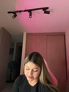 Stripchat Live Sex Cam of lunablossom_