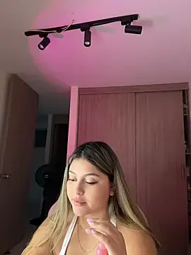 Stripchat Watch Live Sex Cams of lunablossom_