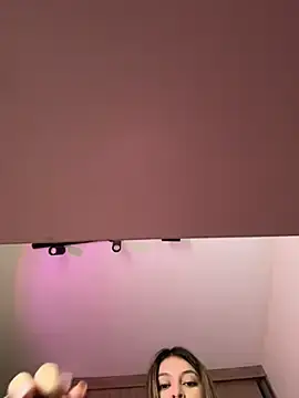 Stripchat Free Porn Cam of lunablossom_