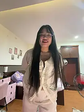 Stripchat Live Sex Cam of Emmiuuuu03