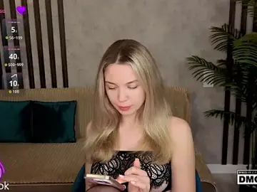 Stripchat Adult Video Chat of Holl1Would