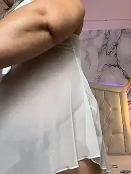Stripchat Live Sex Cam of Lucy_Milf_474