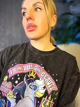 Stripchat Live Porn of MilfNextDoor20