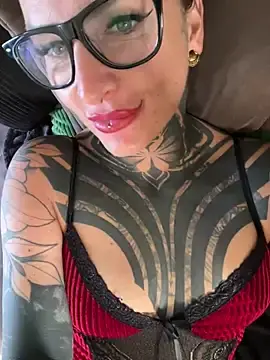 Stripchat Sex Cam of KathaleaNoir