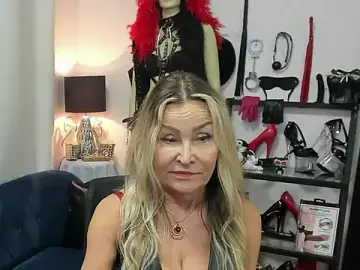 Stripchat Adult Webcams of crystaLUX