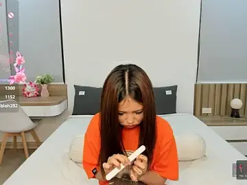 Stripchat Sex Cam of Yena-little
