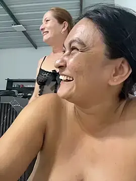 Stripchat Sex Cam of Horny-Mommy-Dirty