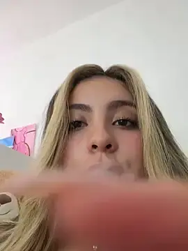 Stripchat Free Porn Cam of Cloee_Rainbow1