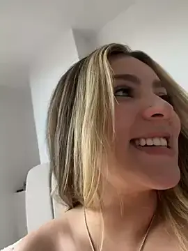 Stripchat Sex Cam of Cloee_Rainbow1