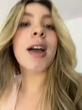 Stripchat Live Sex Cam of Cloee_Rainbow1