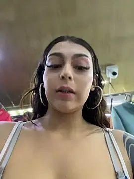 Stripchat Sex Cam of CHERRYY_BOMB_